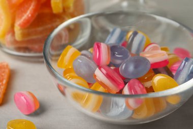 Açık gri masada leziz renkli tatlılar, yakın plan.