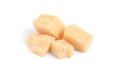 Beyaz arka planda lezzetli parmesan peyniri parçaları.
