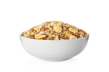 Beyaz arka planda taze müsli tabağı