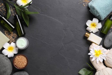 Siyah arkaplanda spa aksesuarları olan düz bir kompozisyon. Metin için boşluk