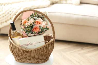 İçerideki masada hediyeler olan hasır sepet. Metin için boşluk