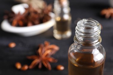 Biberonlu yağı masaya koy, yakın plan. Metin için boşluk