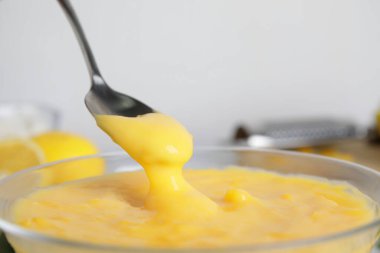 Lezzetli limonlu kaşık kasenin üstünde, yakın plan.