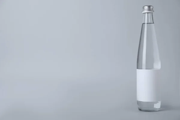 Glasflasche Mit Sodawasser Auf Hellem Hintergrund Raum Für Text — Stockfoto