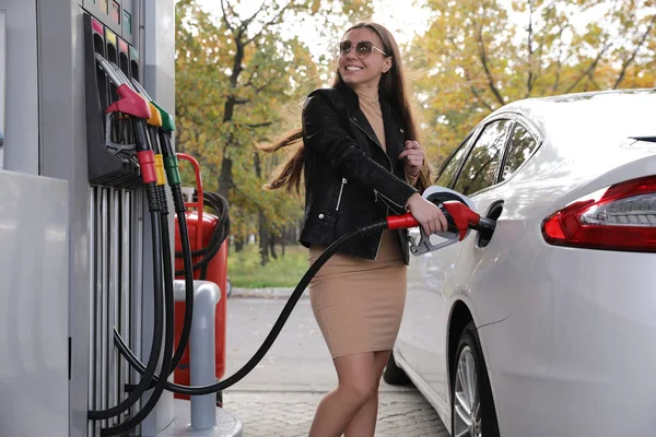 Mujer Repostando Coche Gasolinera Autoservicio —  Fotos de Stock
