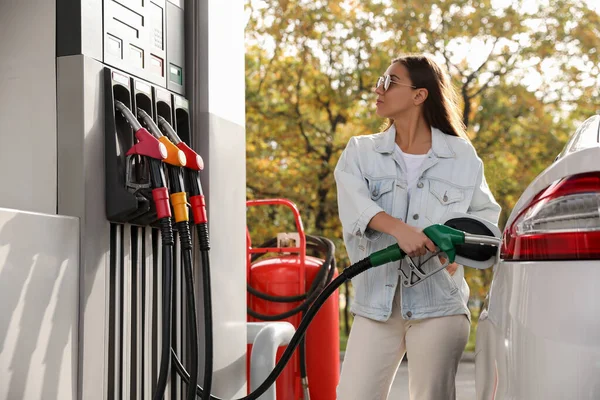 Mujer Repostando Coche Gasolinera Autoservicio —  Fotos de Stock