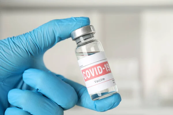 Dokter Dengan Vaksin Coronavirus Laboratorium Tutup — Stok Foto
