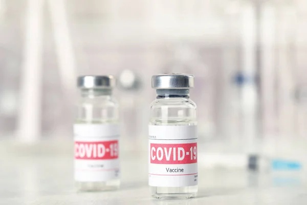 Hætteglas Sprøjte Med Coronavirus Vaccine Let Bord - Stock-foto