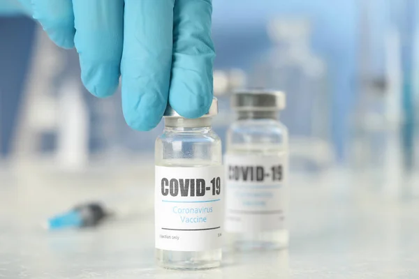 Dokter Dengan Vaksin Coronavirus Meja Laboratorium Closeup — Stok Foto