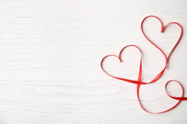 심장은 배경에 리본으로 만들어 텍스트를 공간이다 발렌타인데이 — 스톡 사진