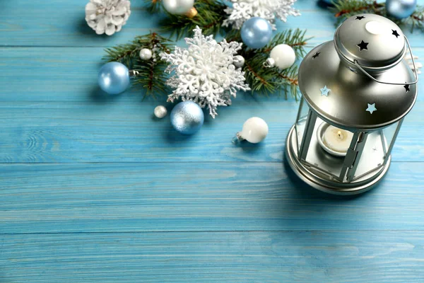 Weihnachtslaterne Mit Brennender Kerze Und Festlichem Dekor Auf Hellblauem Holztisch — Stockfoto