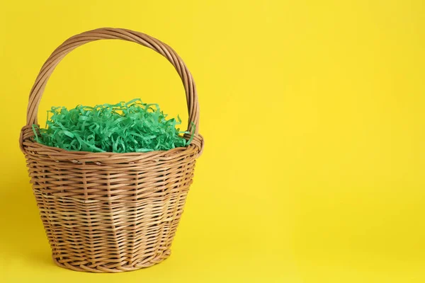 Easter Basket Green Paper Filler Yellow Background Space Text — Stock Photo, Image