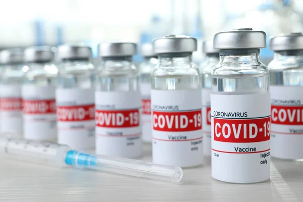 Hætteglas Med Covid Vaccine Sprøjte Hvidt Træbord - Stock-foto