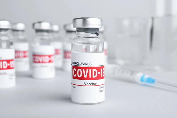 Hætteglas Med Covid Vaccine Lysegrå Bord - Stock-foto