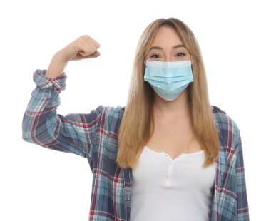 Beyaz arka planda kaslarını gösteren koruyucu maskeli bir kadın. Güçlü bağışıklık kavramı