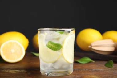 Soğuk taze limonata ve ahşap masada meyveler.