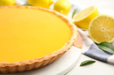 Lezzetli ev yapımı limonlu turta ve ışık masasında taze meyveler, yakın plan. Metin için boşluk