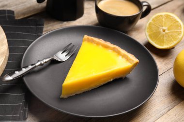 Tahta masada ev yapımı lezzetli limonlu turta dilimi.