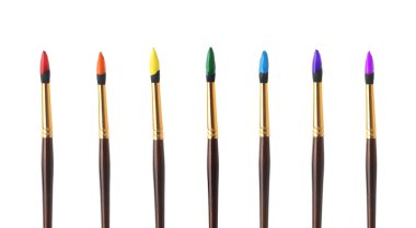 Beyaz arkaplanda farklı parlak boyalarla fırça kolajı, afiş tasarımı