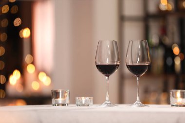 Lokantada romantik bir akşam yemeği için bir kadeh şarap.