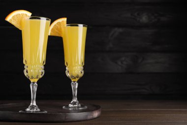 Ahşap masada garnitürlü Mimosa kokteyli. Metin için boşluk