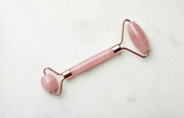 Işık arkaplan üzerinde doğal yüz silindiri, üst görünüm