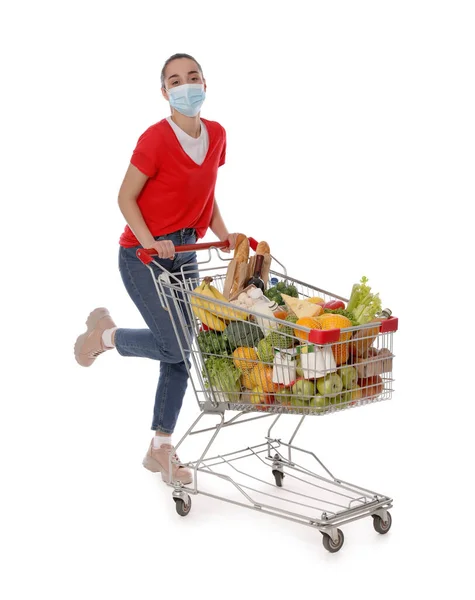 Koruyucu Maskeli Alışveriş Arabası Beyaz Arka Planda Yiyecek Dolu Bir — Stok fotoğraf