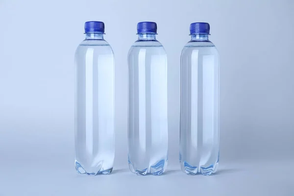 Plastikflaschen Mit Wasser Auf Weißem Hintergrund — Stockfoto