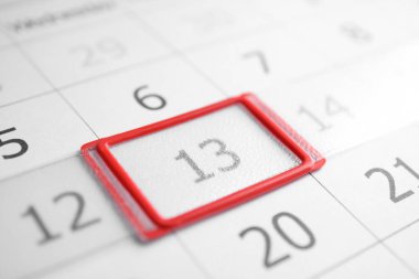Takvim sayfasının yakın görüntüsü, 13. Cuma 'ya odaklan. Kötü şans batıl inanç.