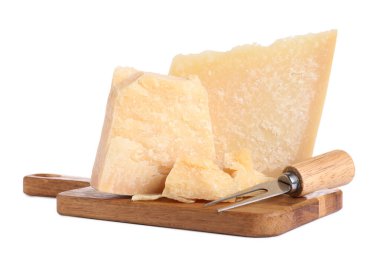 Çatallı parmesan peyniri ve beyaz arka planda ahşap tahta