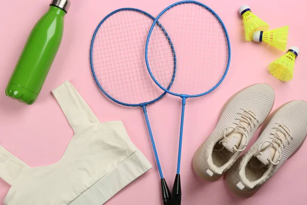 Platte Lay Compositie Met Rackets Shuttlecocks Roze Achtergrond Badminton Spelen — Stockfoto