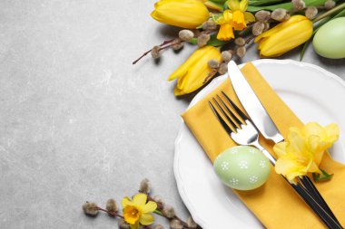 Gri arka planda yumurtaları olan bayramlık Paskalya sofrası, düz. Metin için boşluk