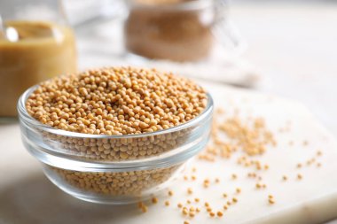 Cam kasede hardal tohumları, yakın plan. Metin için boşluk