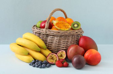 Hafif arkaplanda taze egzotik meyve ve böğürtlen çeşitleri