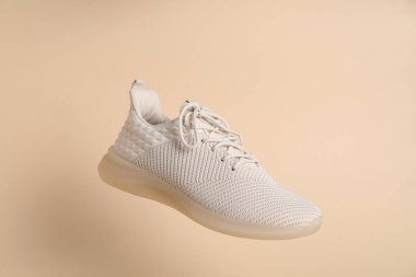 Bej arka planda rahat stil spor ayakkabısı