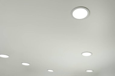 Beyaz tavan, içeride lambalar var.