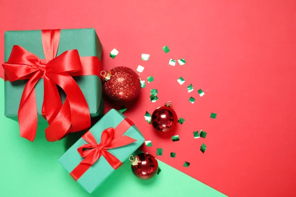ギフトボックスや色の背景にクリスマスの装飾 フラットレイアウト テキストのスペース — ストック写真
