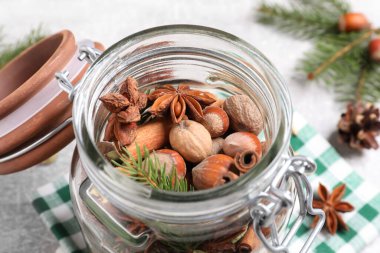 Cam kavanozdaki Aromatik potpuri. Masada, yakın plan.