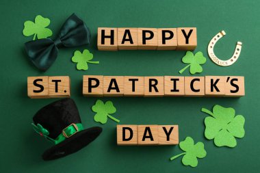 Sözcükler Mutlu Aziz Patrick günleri ve yeşil arka planda şenlik dekoru, düz yatış