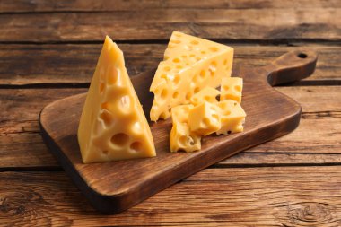 Lezzetli taze peynir ve ahşap masada yemek.,