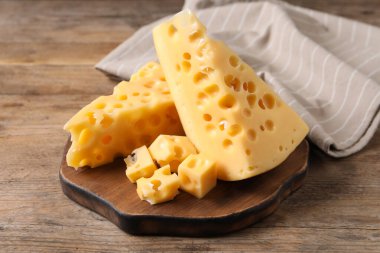 Tahta masadaki lezzetli peynir parçaları.