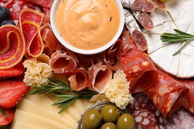 Farklı lezzetli çerezler ve soslar, üst manzara.