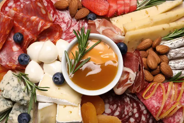 Farklı lezzetli çerezler ve soslar, üst manzara.