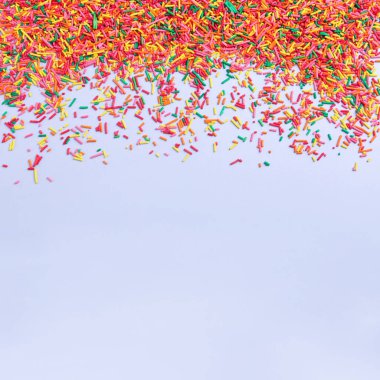 Açık gri arkaplanda renkli serpiştirmeler, metin için boşluk bırakarak düz uzanmalar. Şekerleme dekoru