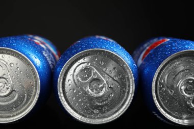 MYKOLAIV, UKRAINE - 9 Şubat 2021: Siyah arkaplanda Pepsi kutuları, yakın plan