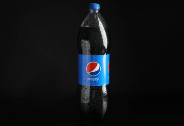 MYKOLAIV, UKRAINE - 9 Şubat 2021: Siyah arkaplanda bir şişe Pepsi
