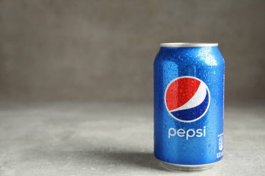 MYKOLAIV, UKRAINE - 9 Şubat 2021: Gri masada Pepsi kutusu, metin için yer