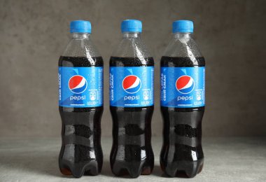 MYKOLAIV, UKRAINE - 9 Şubat 2021: Gri masadaki Pepsi şişeleri