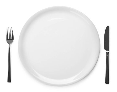 Beyaz arkaplanda tabak ve çatal bıçak takımı, üst görünüm