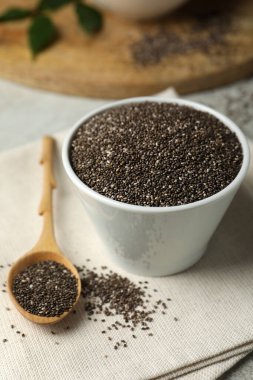 Tabakta Chia tohumları ve masada kaşık